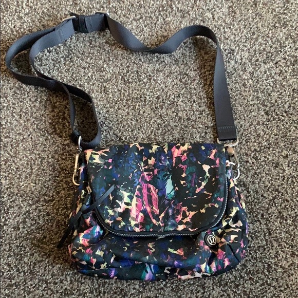 lululemon athletica Handbags - Lululemon side crossbody